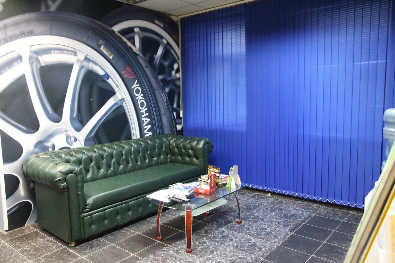 Шиномонтаж камышовое шоссе севастополь. Грузовой шиномонтаж вывеска. Вывеска автосервис шиномонтаж. Интерьер шиномонтажных мастерских. Автосервис техцентр шиномонтаж.