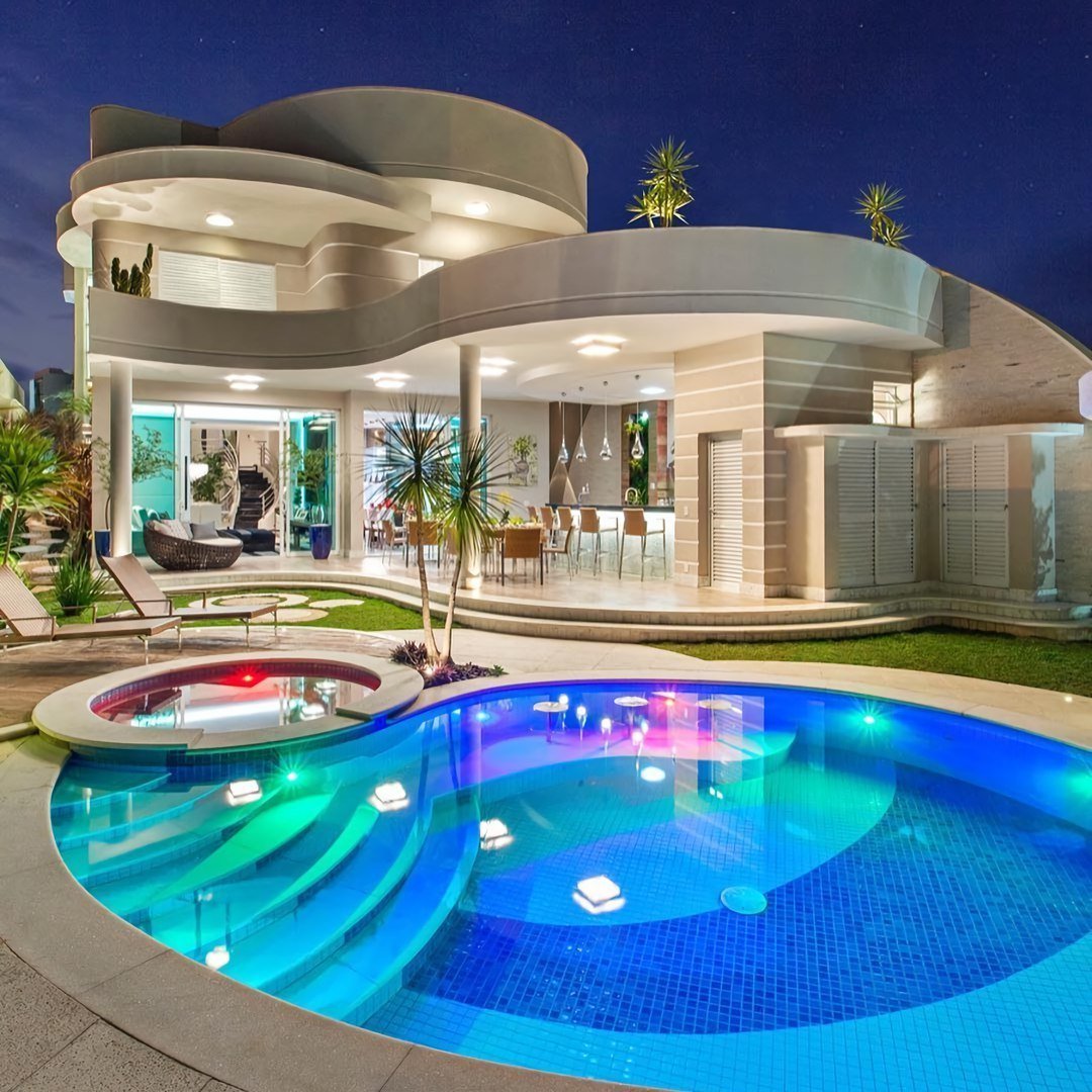 Дом с бассейном