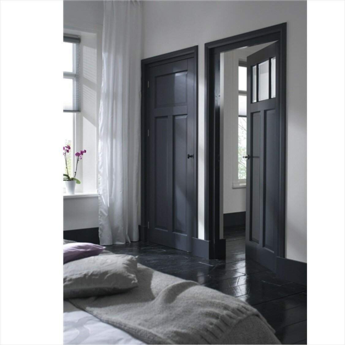 Черные межкомнатные двери в интерьере