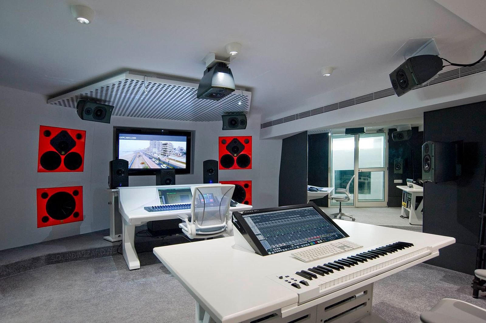 Bedroom music. Студия звукозаписи East West Studios (Лос-Анджелес, США, 2008г.). Звукозаписывающая студия интерьер. Студия звукозаписи интерьер. Комната звукозаписи.