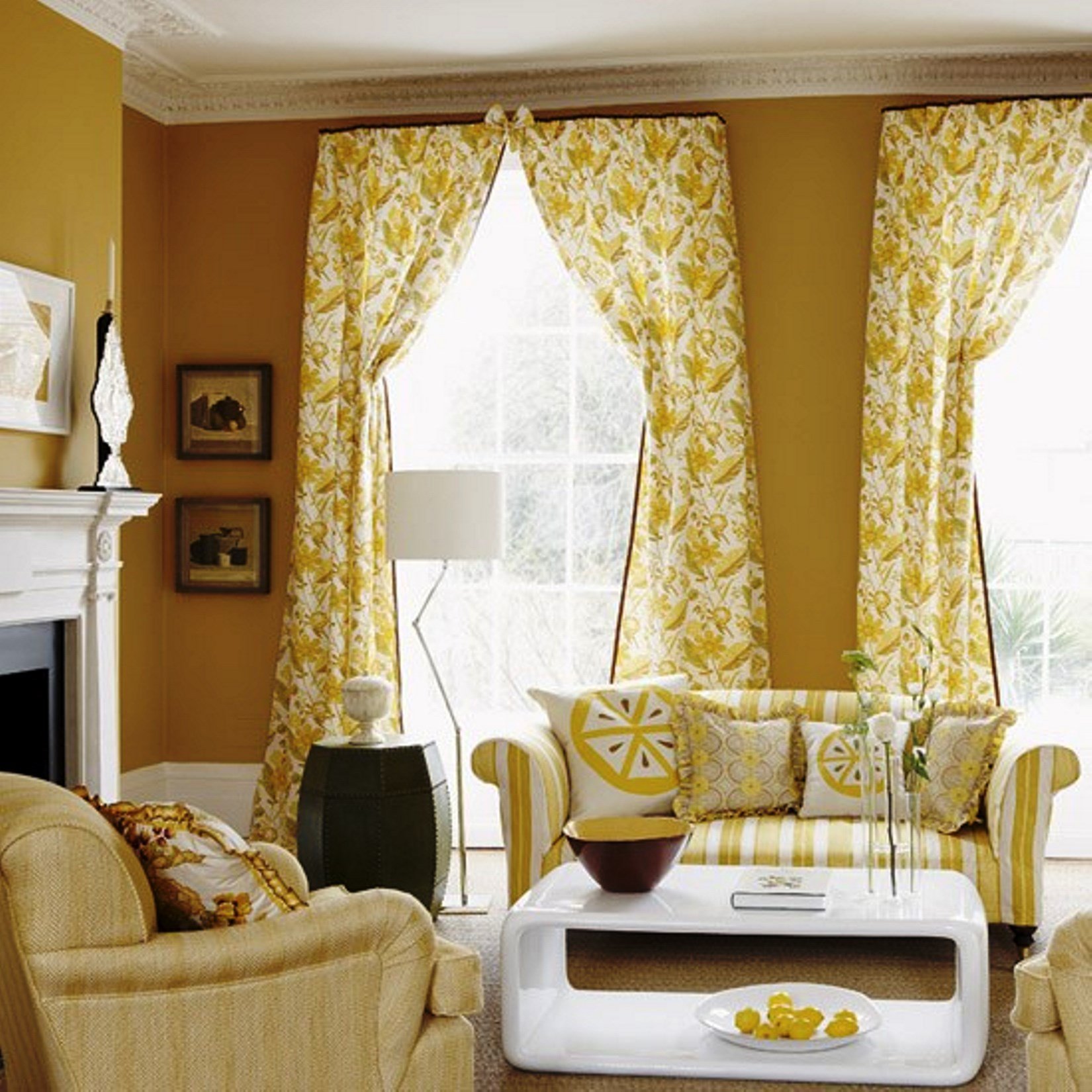 Шторы для желтой гостиной в классическом стиле