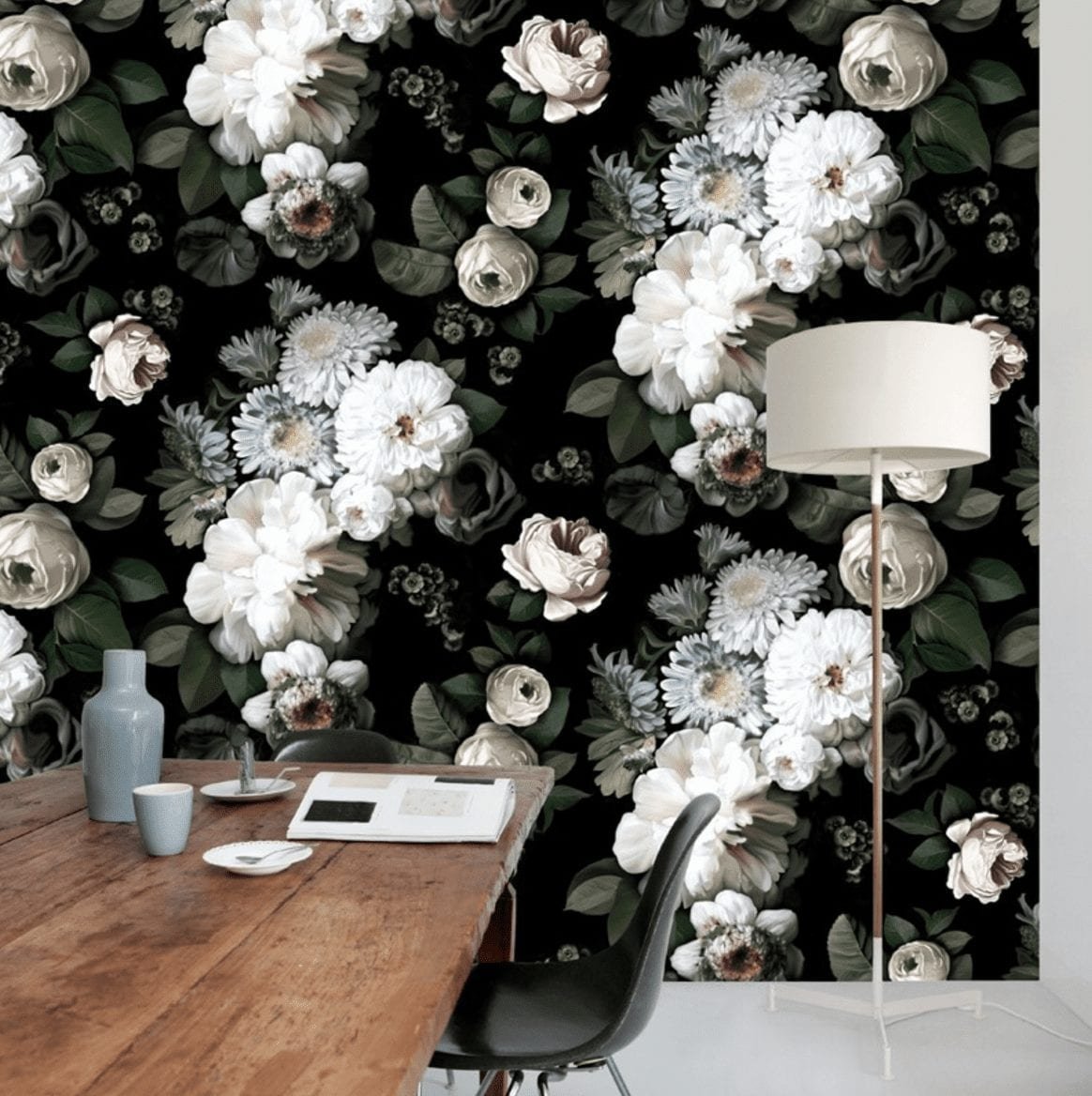 Крупные цветы на стене в интерьере
