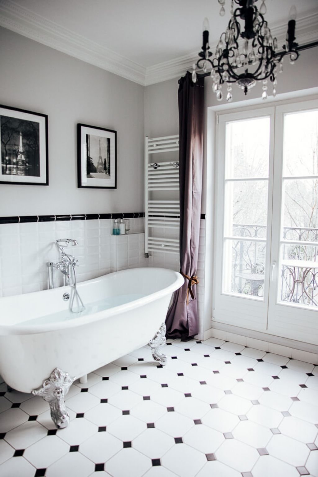 Белая плитка на пол в ванной. Черно белый пол в ванной. Ванная в парижском стиле. Ванная черно белая плитка. Ванная с белой плиткой.