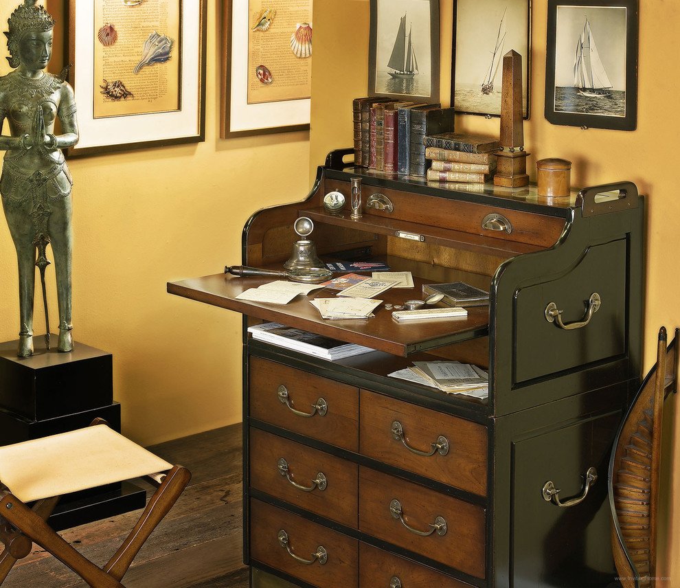 Декор письменного стола