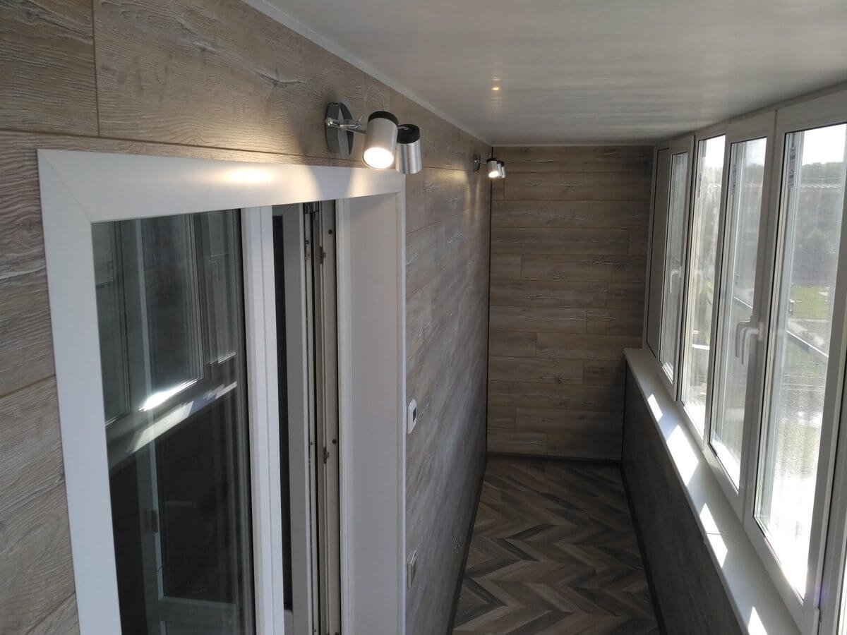 Ламинат на полу лоджии