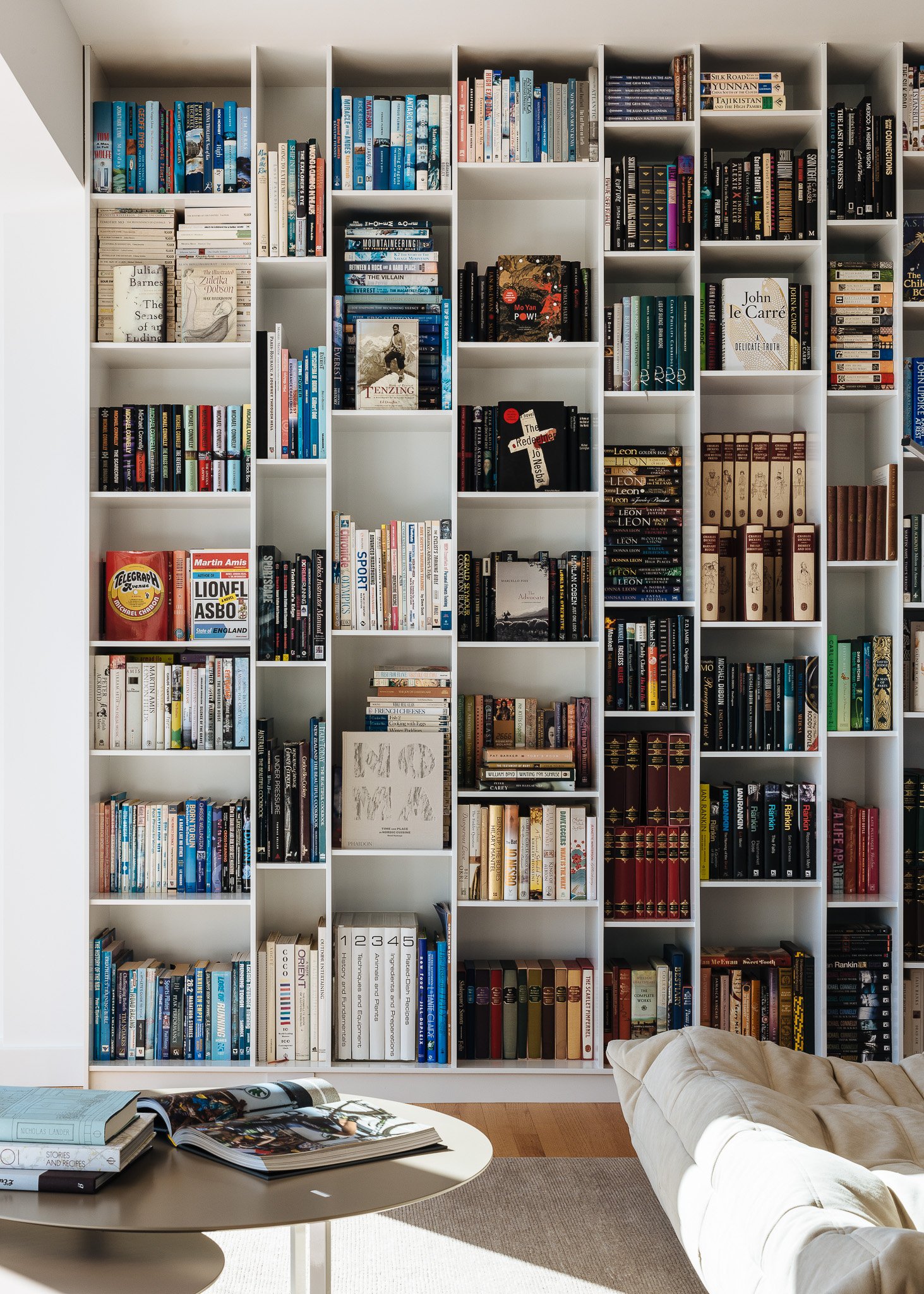 книжные полки на стене в интерьере