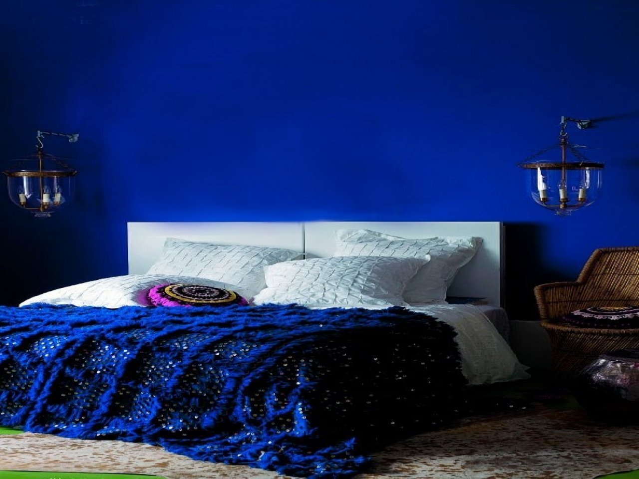 Спальня в ярко синем цвете