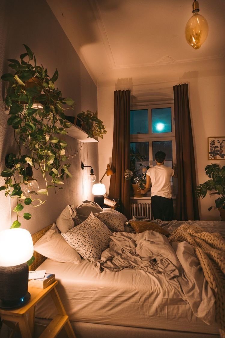 Уютная спальня ночью