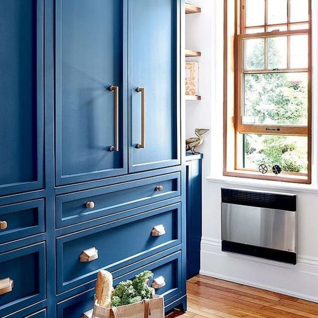 синий шкаф в интерьере гостиной