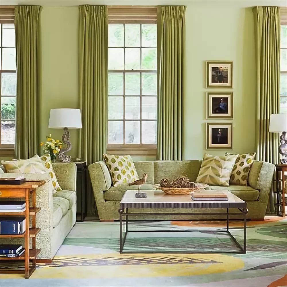 оливковый диван в интерьере в сочетании со шторами