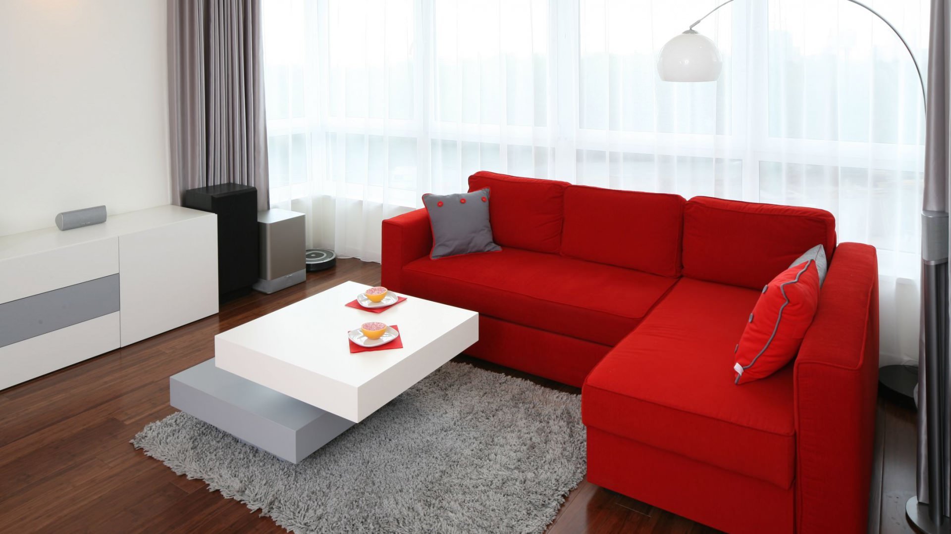 Интерьер комнаты с красным диваном