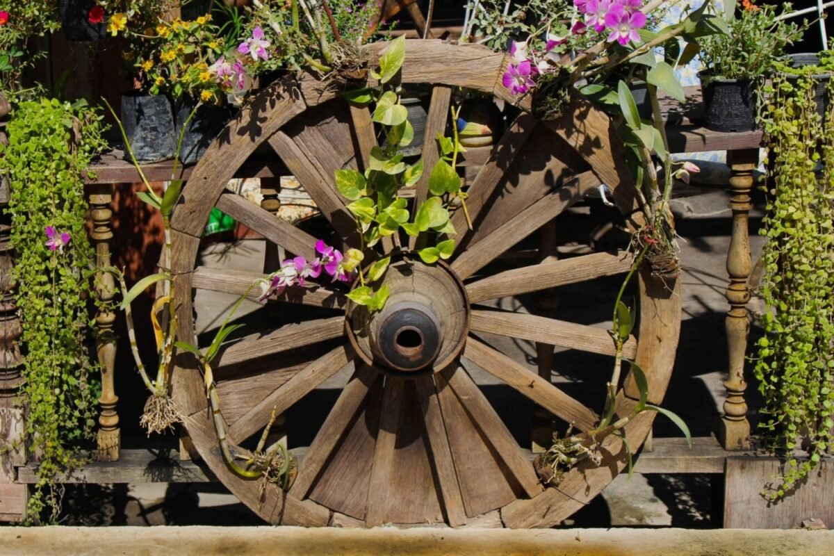 Старое колесо от телеги в ландшафтном дизайне