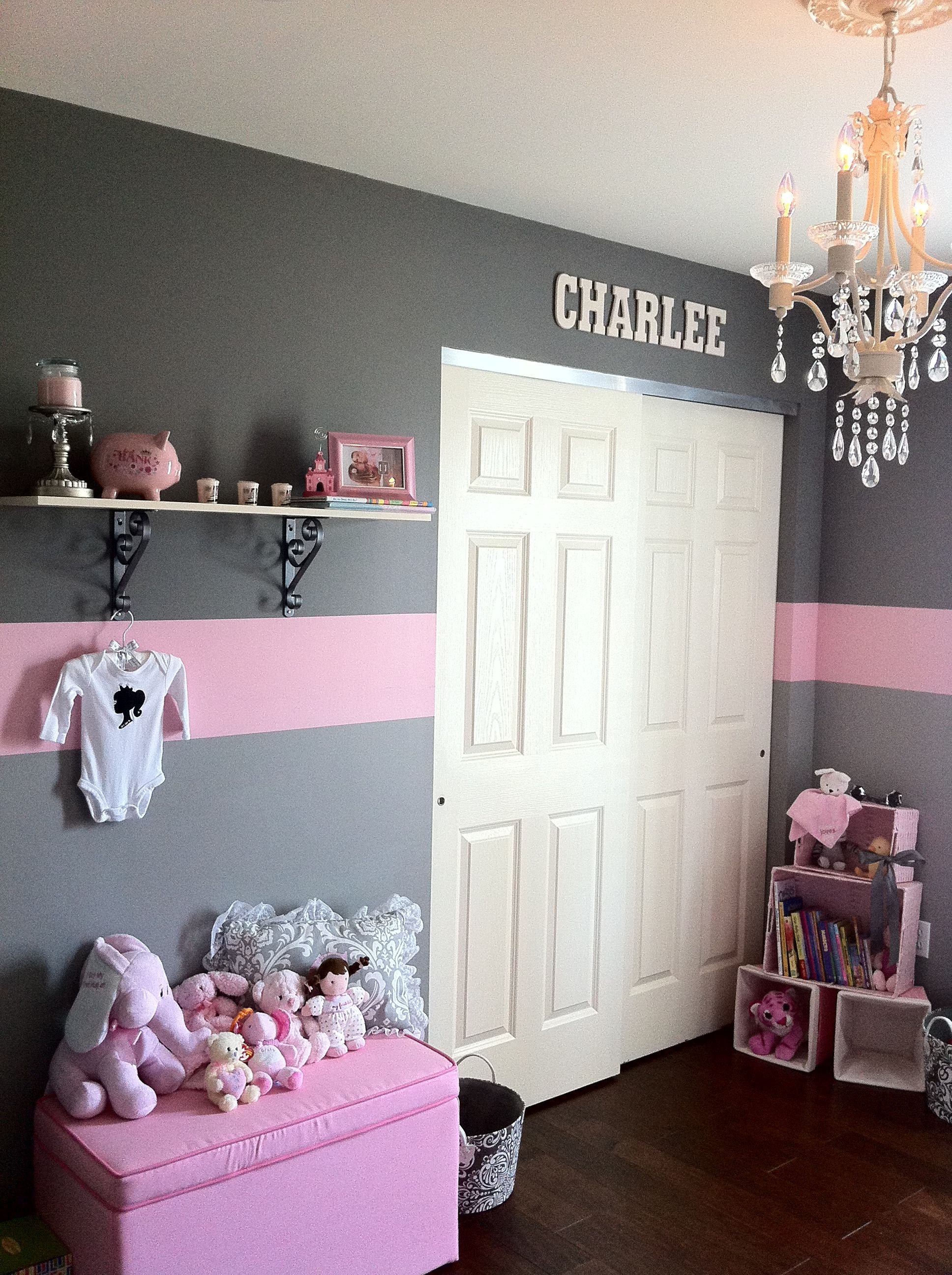 Серо розовая комната. Розово серая детская. Комната для девочки в серо-розовых тонах. Детская комната в розовых тонах. Детская для девочки серо розовая.