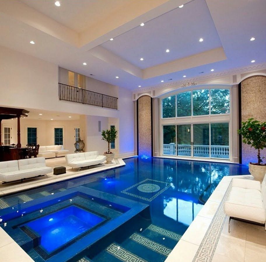 Красивый двухэтажный дом