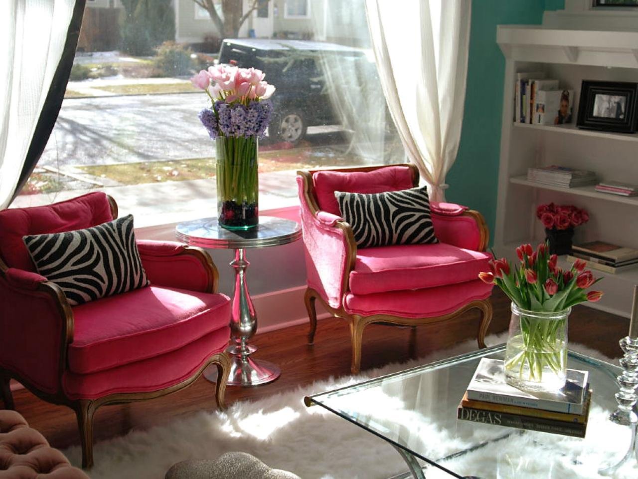 Розово зеленый интерьер. Фуксия в интерьере. Розовый диван в интерьере. Цвет фуксия в интерьере. Яркое кресло в интерьере.