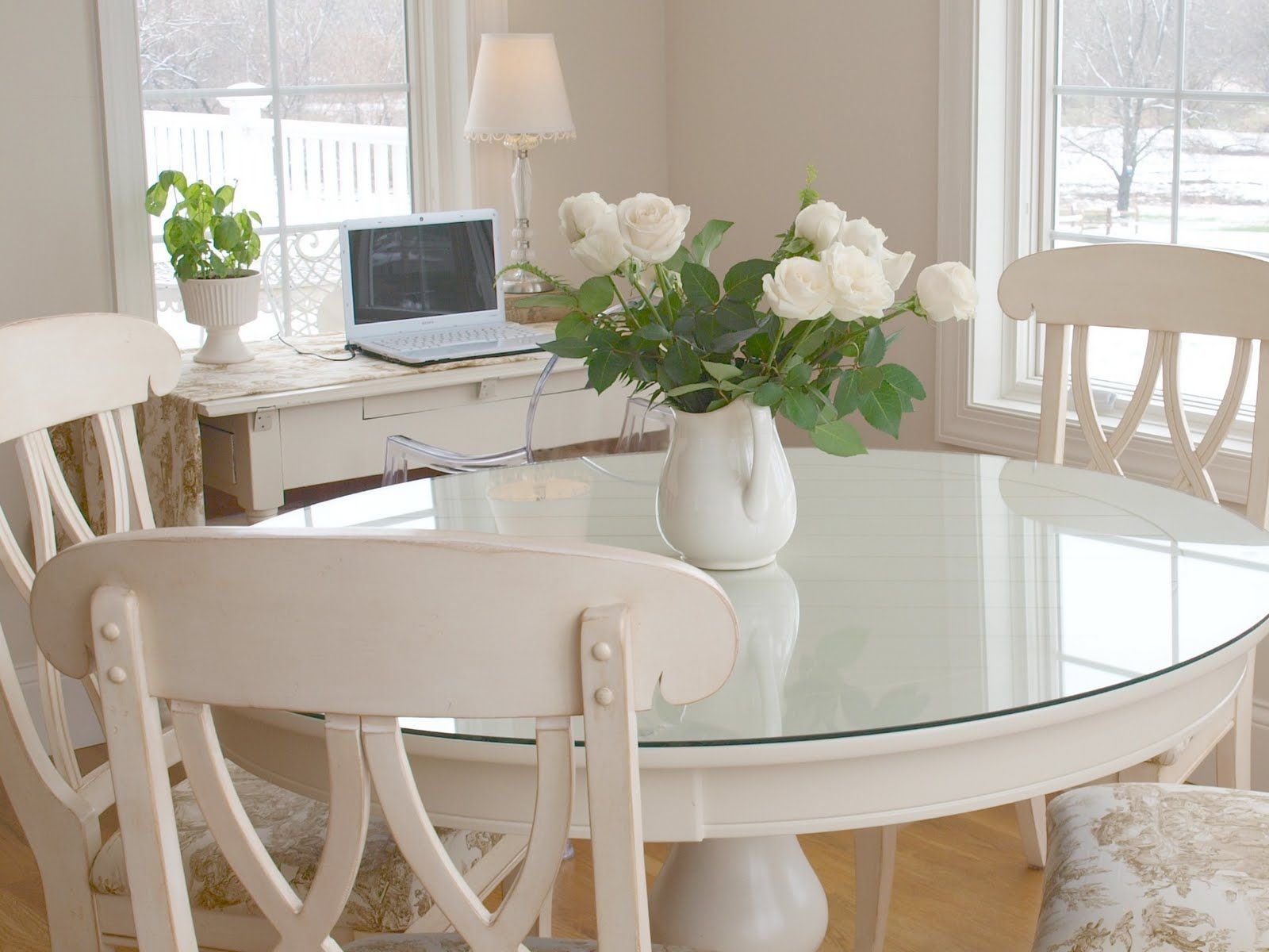 Белый овальный стол на кухню в интерьере