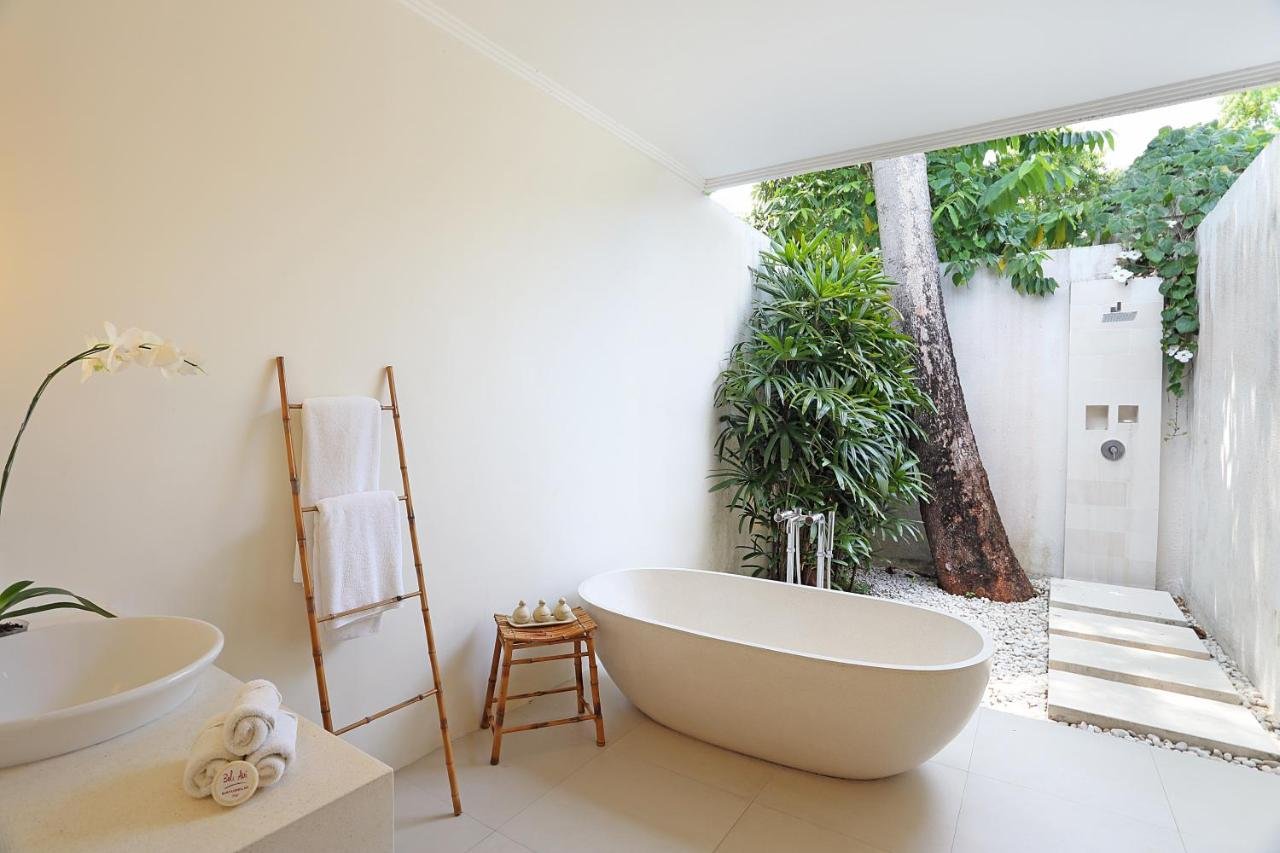 Балийский стиль интерьер. Ванная комната в балийском стиле. Ванная в балийском стиле в квартире. Интерьер ванной в стиле Бали.