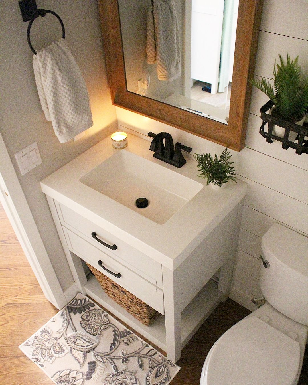 Маленькая ванная комната с раковиной