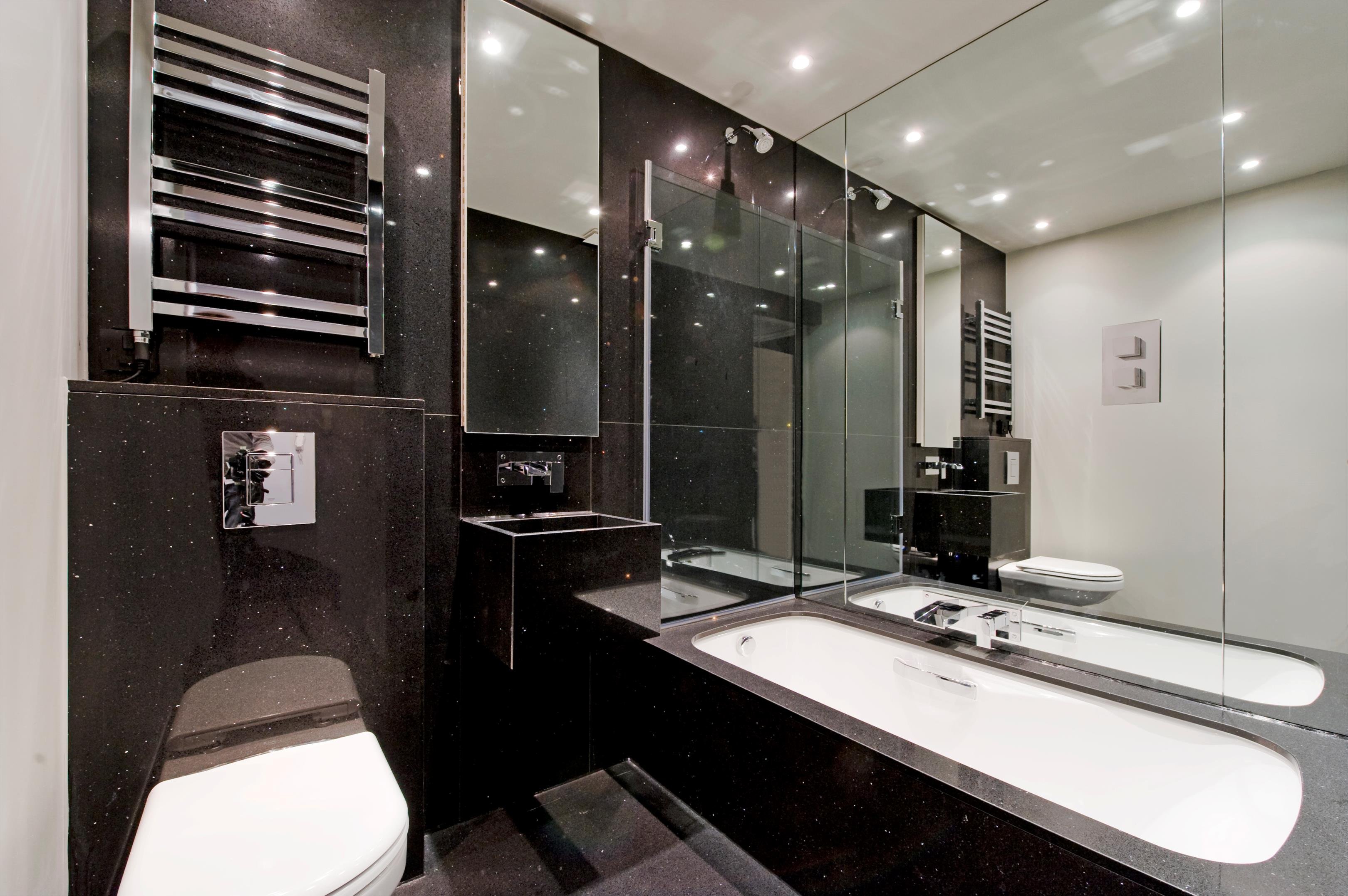 Ванная комната темная с большим зеркалом