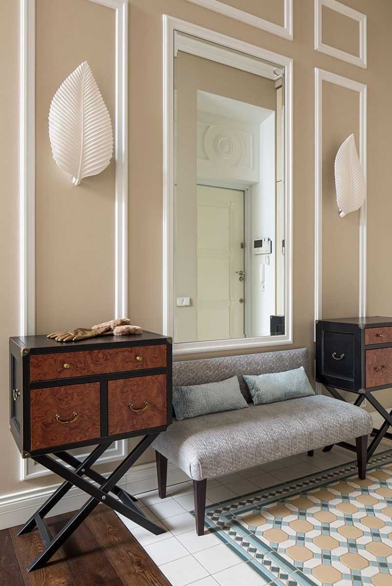 Пуф с зеркалом в прихожей