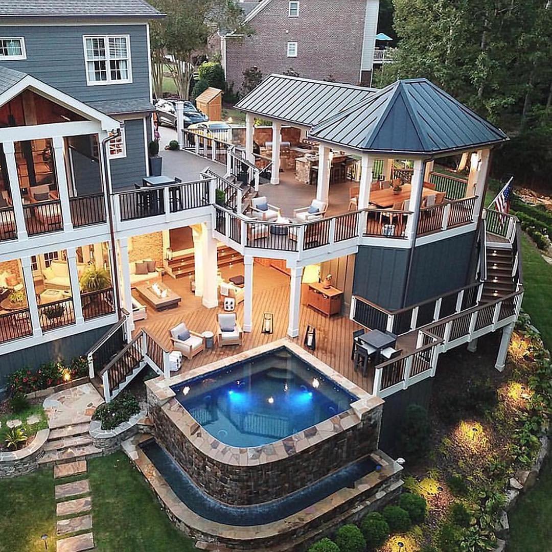 Красивый дом с бассейном