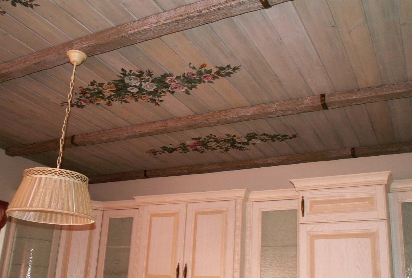 Деревянные потолки из вагонки декор