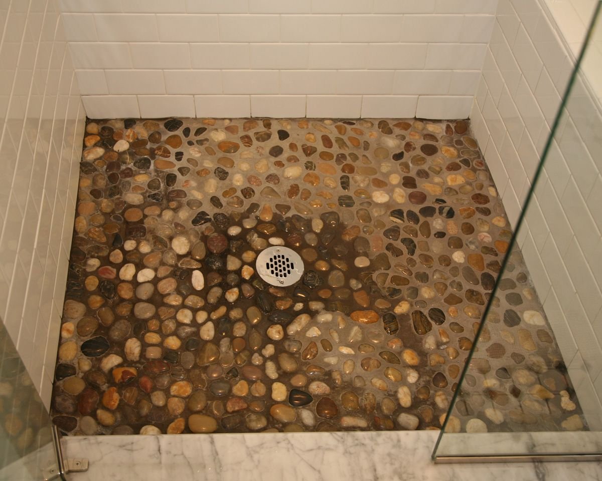 Душевой поддон из гальки