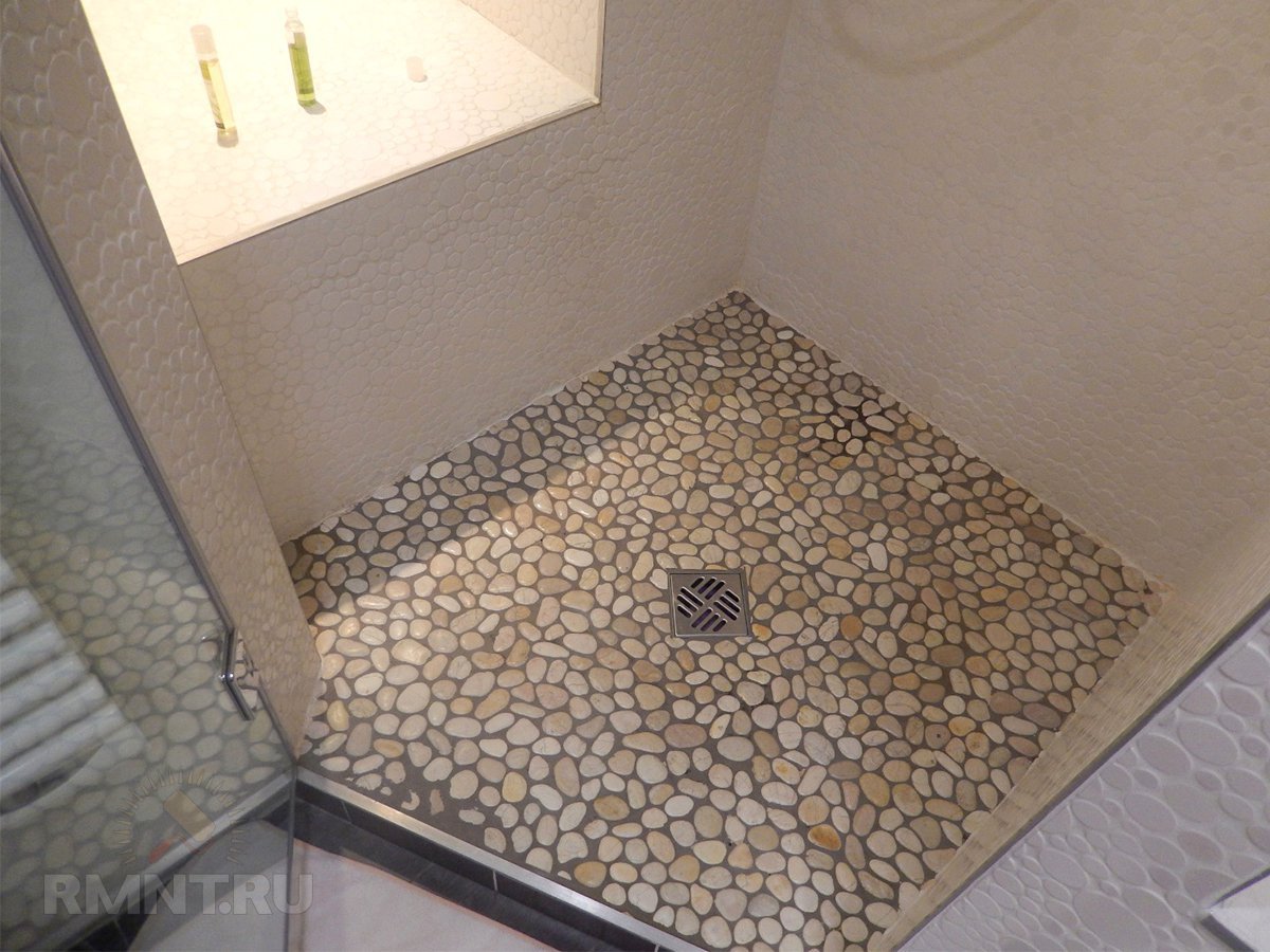 Пол из гальки в ванной