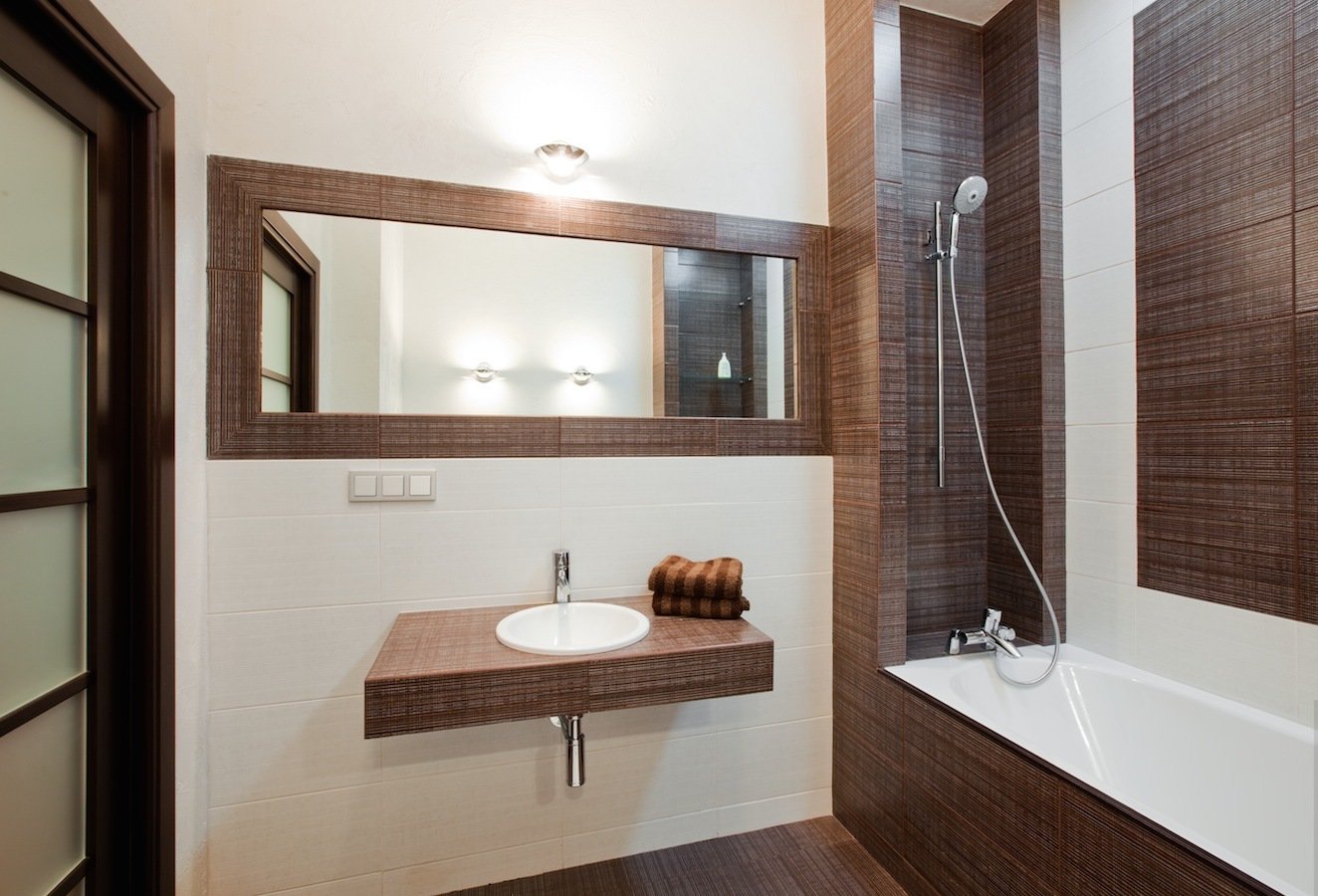 Ванна с коричневой плиткой. Ванная комната коричневый. Коричневая плитка в ванной. Ванная комната в коричневых тонах.