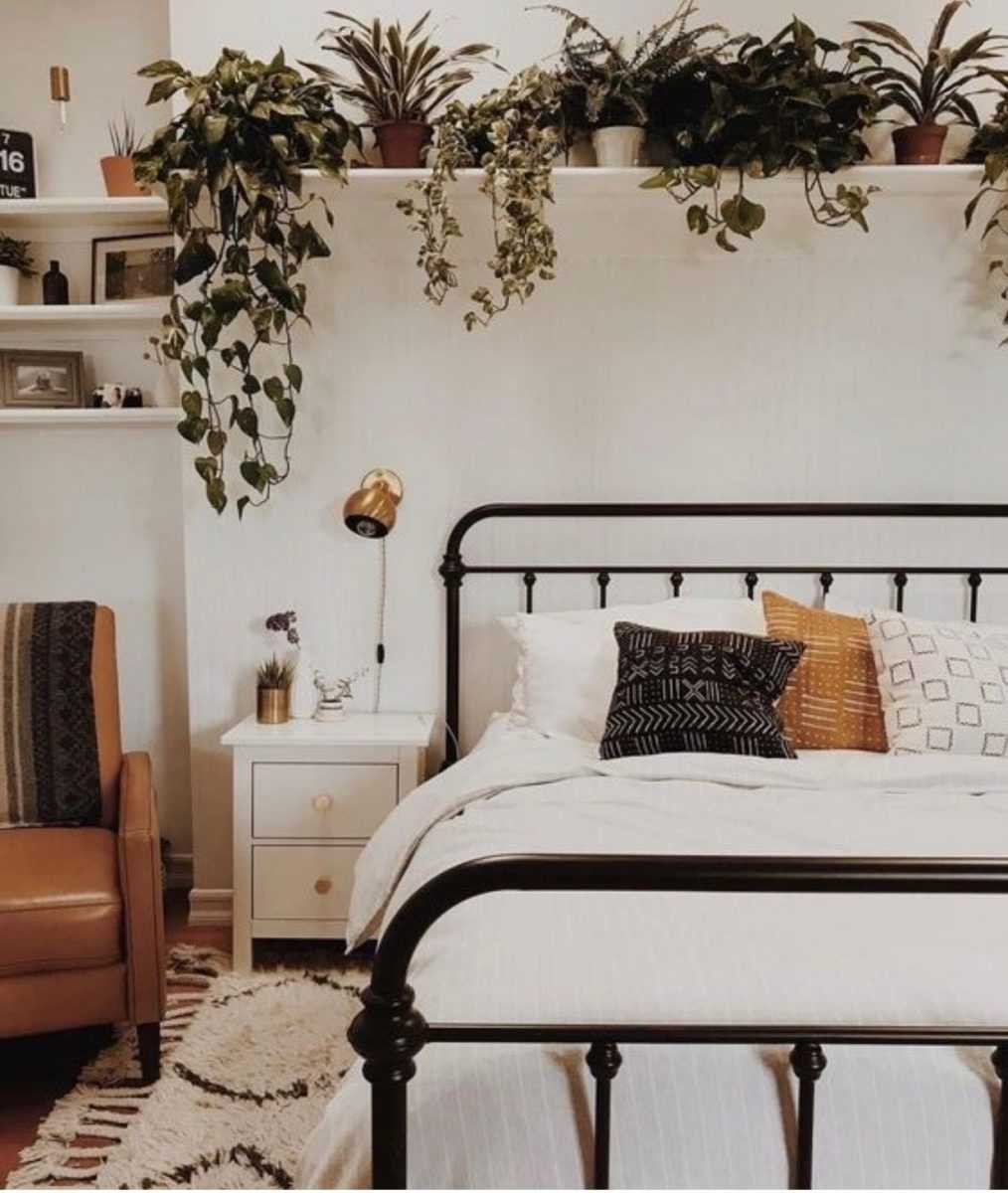 Декор в спальню на стену у изголовья кровати