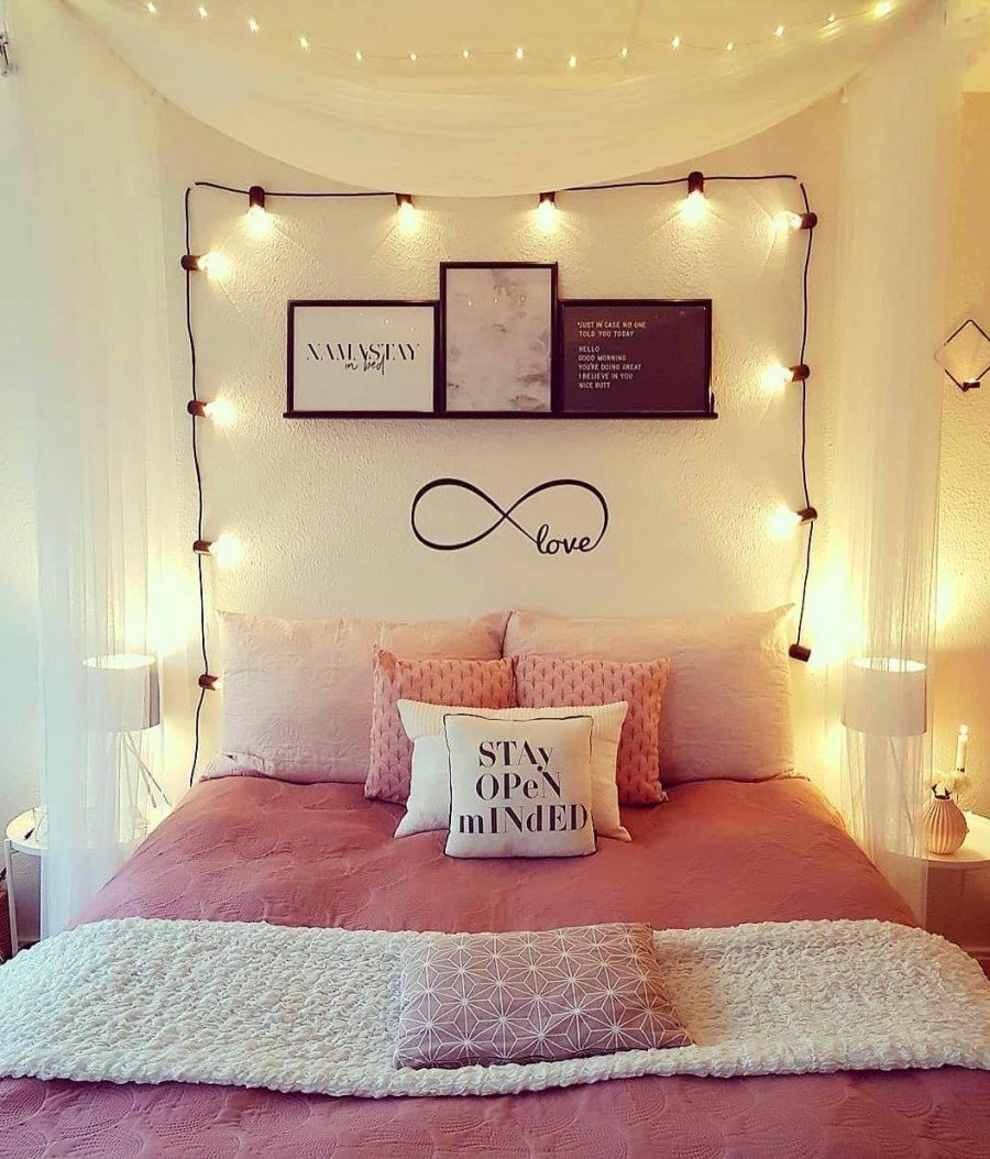 Полочка над кроватью