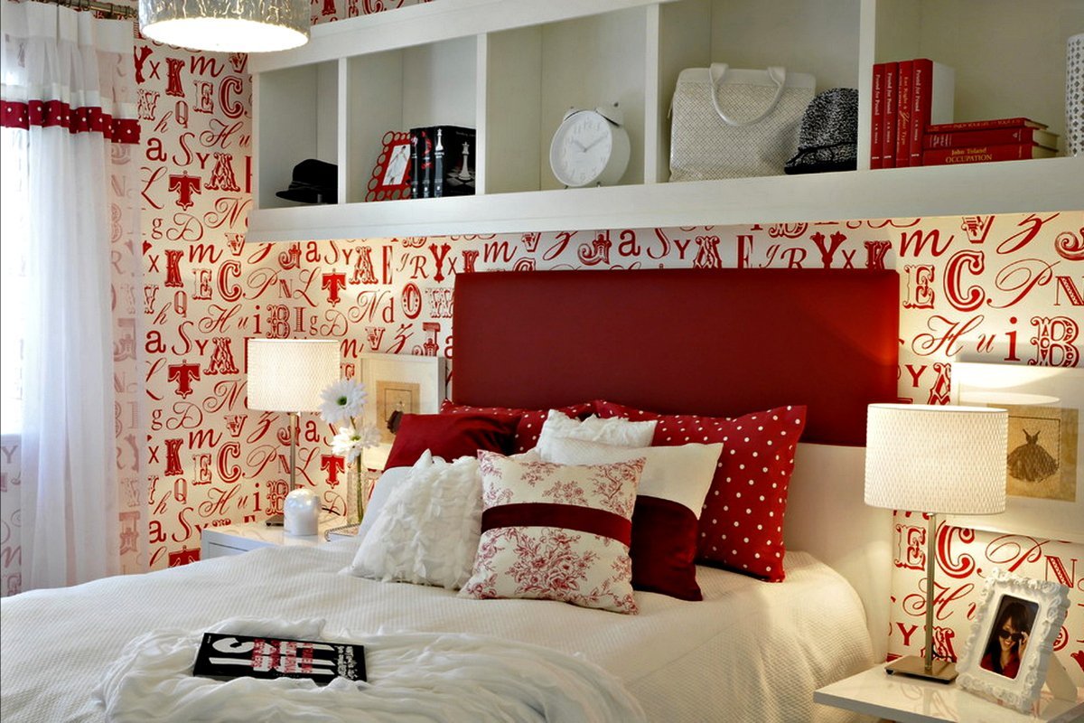 Полочка над кроватью