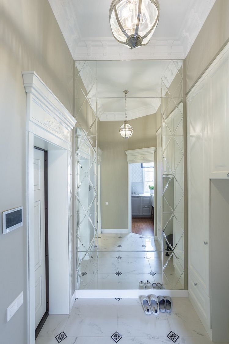 Зеркало в узком коридоре