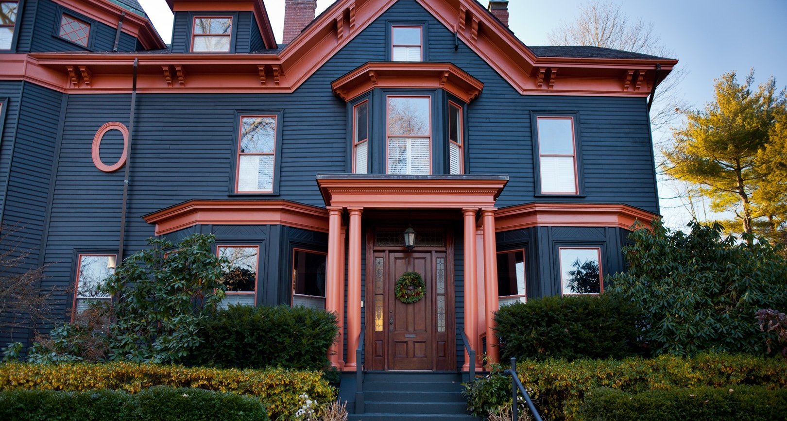 Покраска домов спб. Красивые фасады деревянных домов. Синий фасад дома. Цветные деревянные дома. Яркие фасады домов.