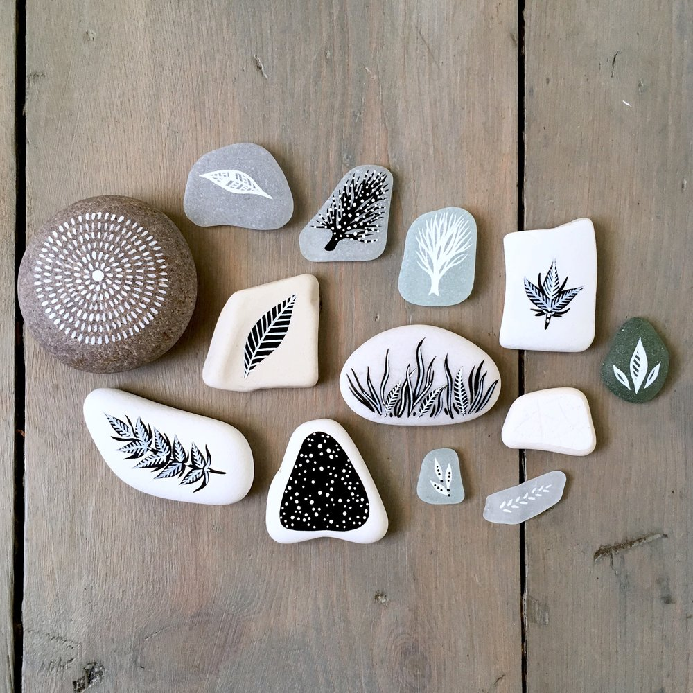 Речной камень с отпечатками