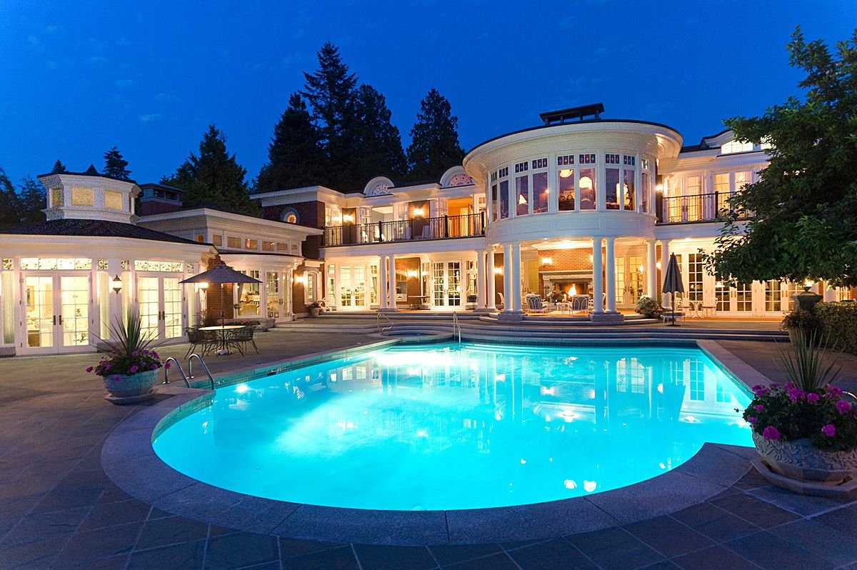 Трёхэтажный дом с бассейном