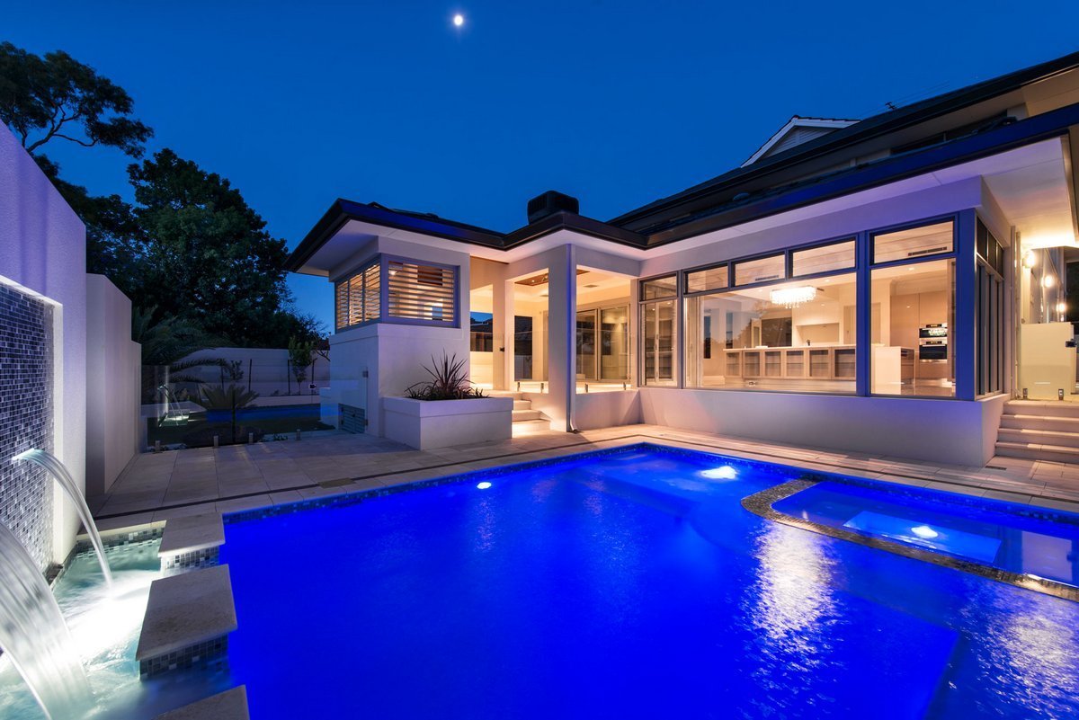 Крутой дом с бассейном