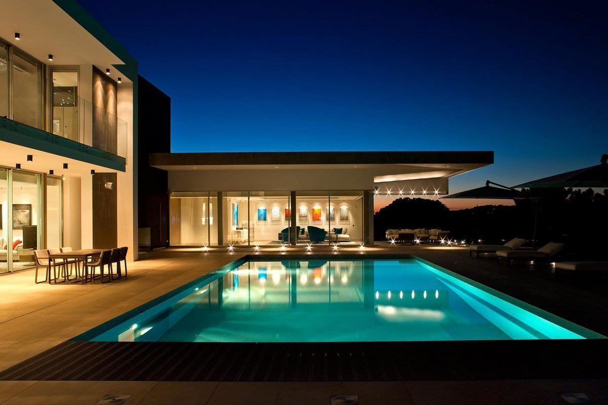 Современная вилла с бассейном