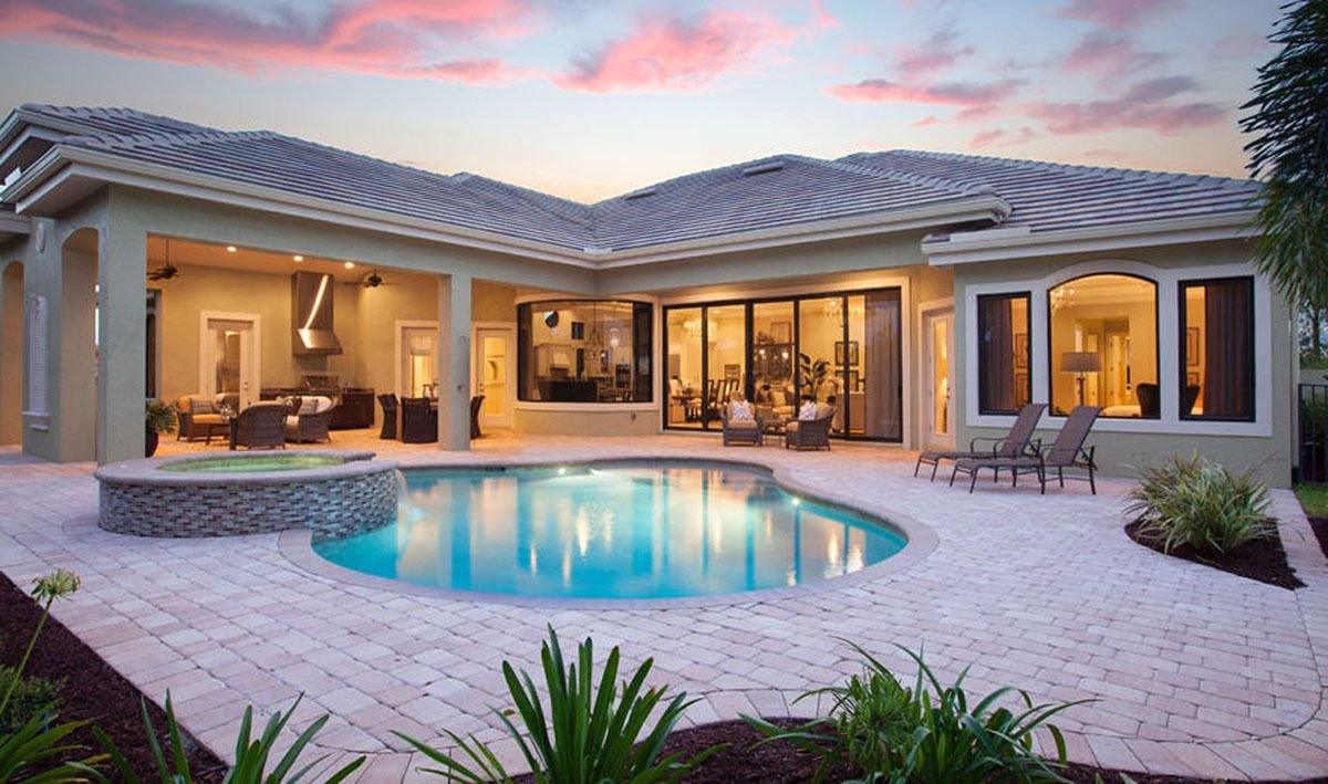 Небольшая Одноэтажная вилла с бассейном