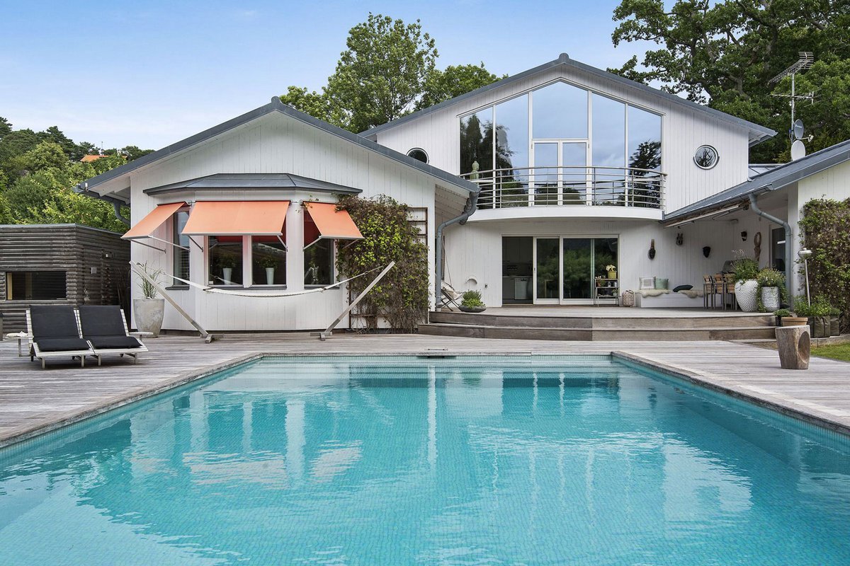 Красивый дом с бассейном