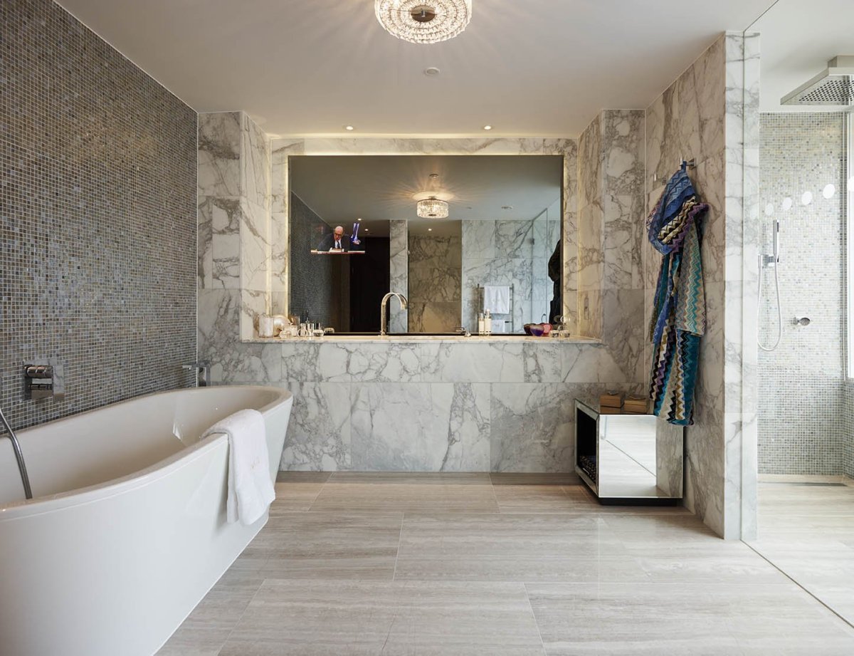 Ванная с мраморной плиткой