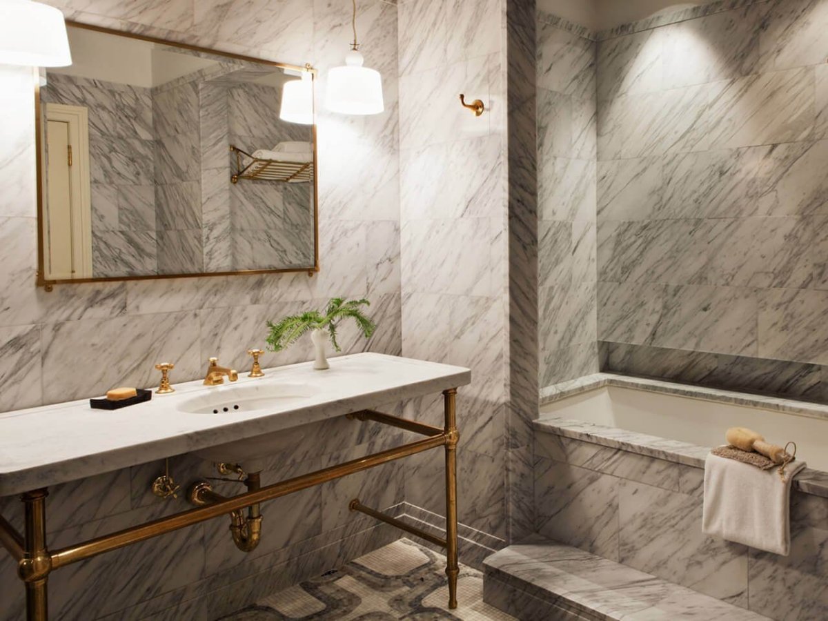 Ванна с мраморной плиткой