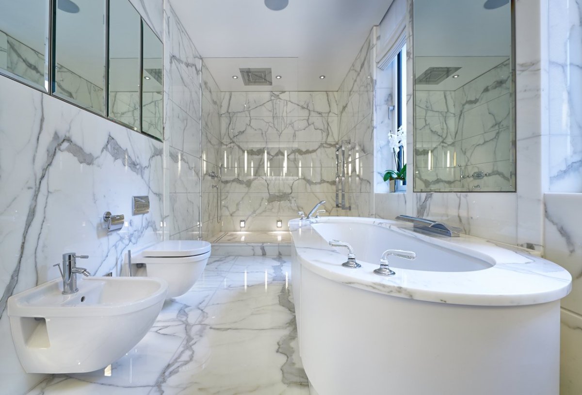 Детский санузел в доме мрамор