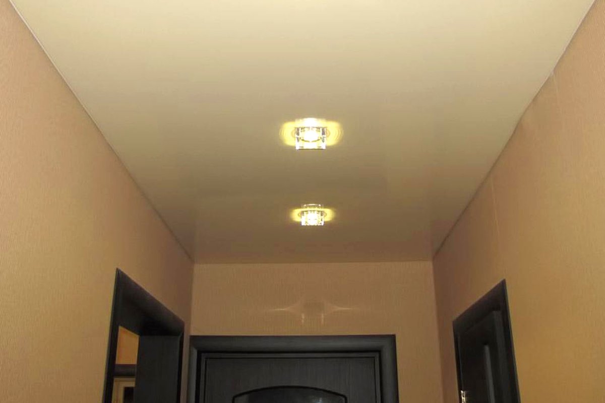 расположение лампочек в натяжном потолке в коридоре