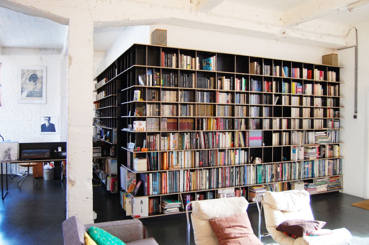 Фотостудия книжный стеллаж