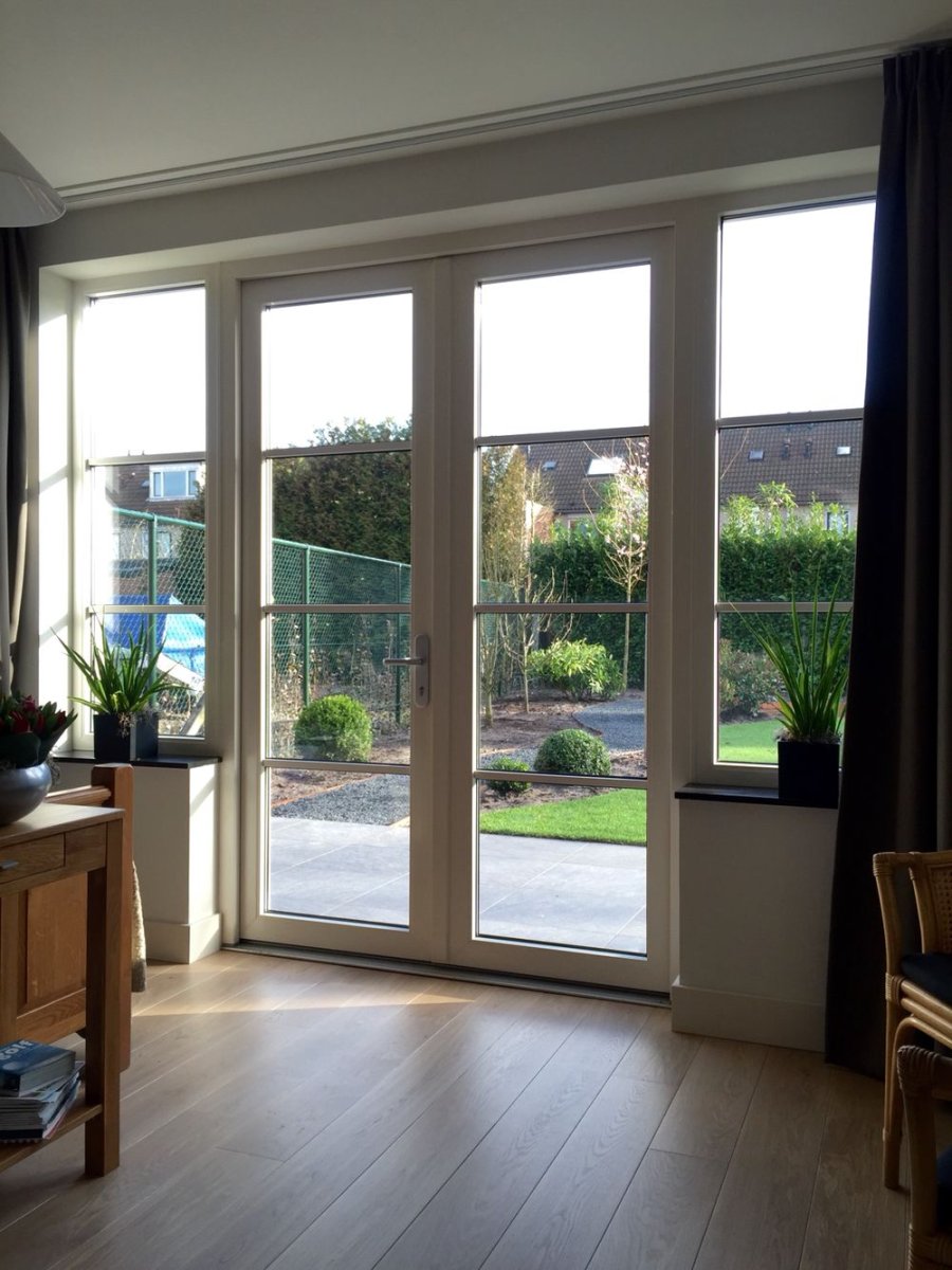 Панорамное окно с дверью