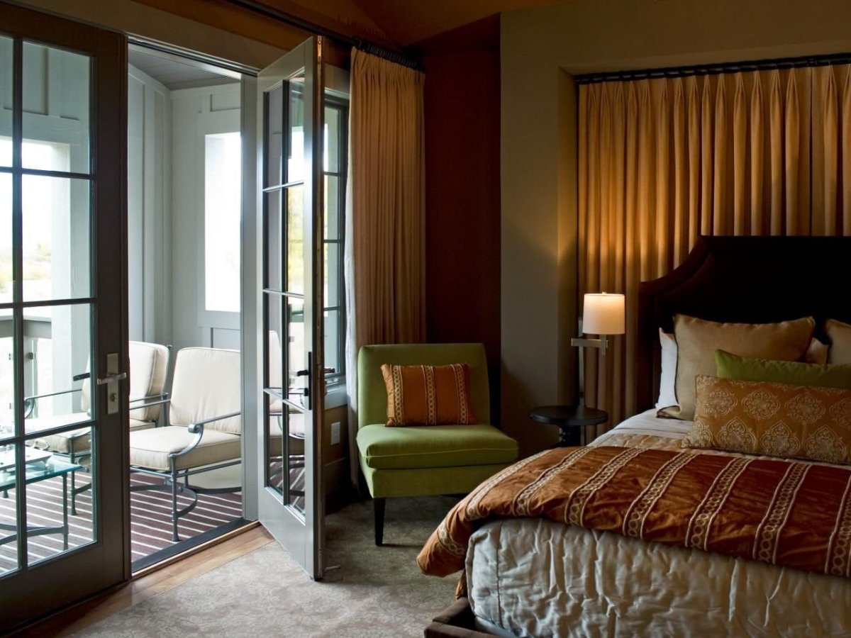 Спальня с французским окном