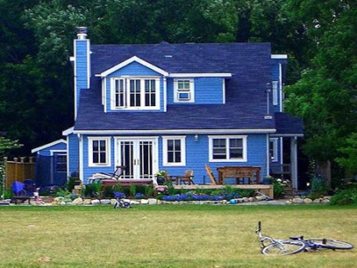 Синий дачный домик