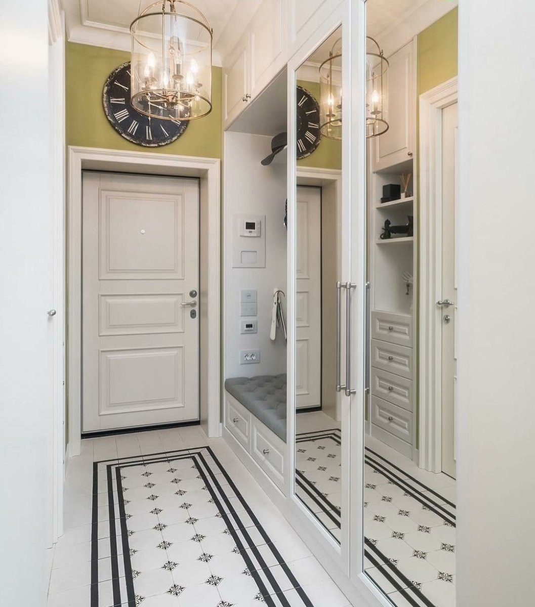 Молдинги в интерьере коридора