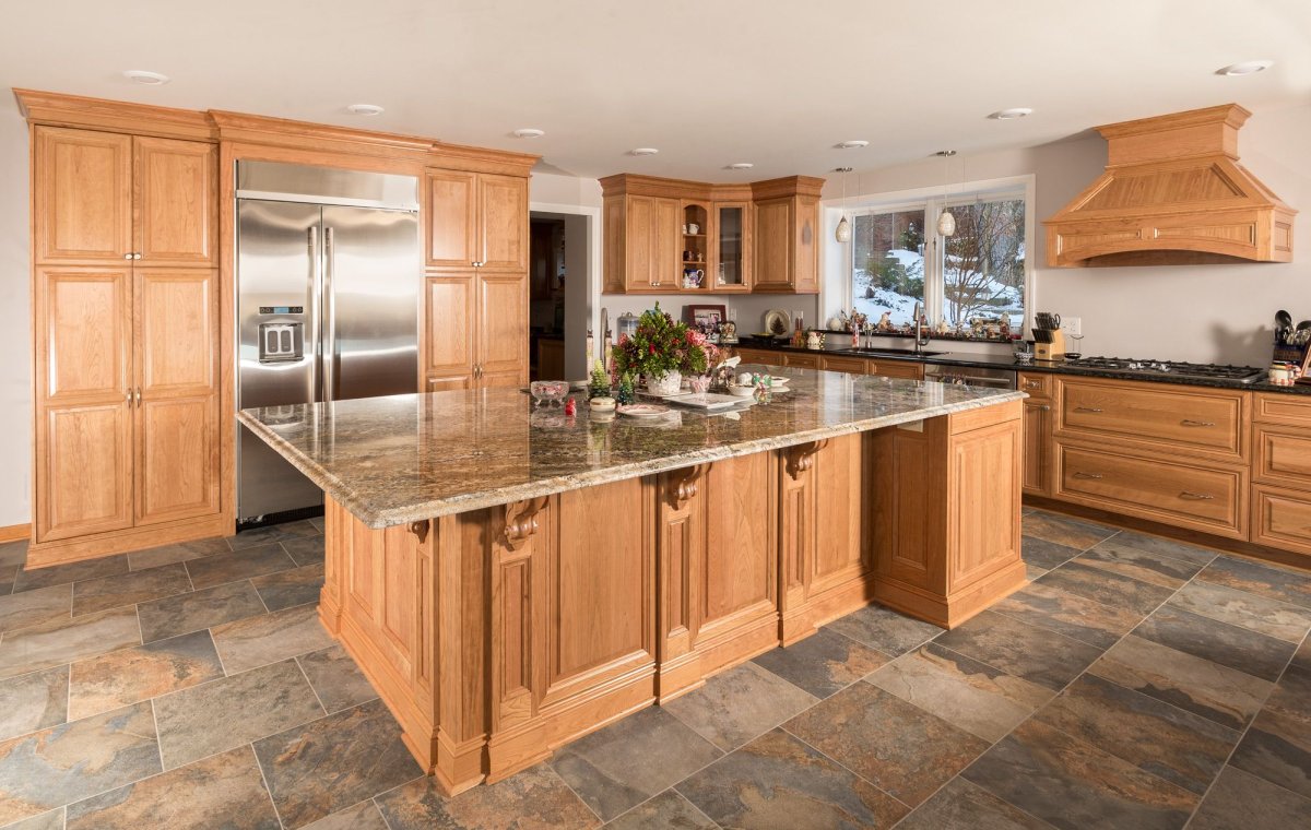 Кухня с островом в частном доме